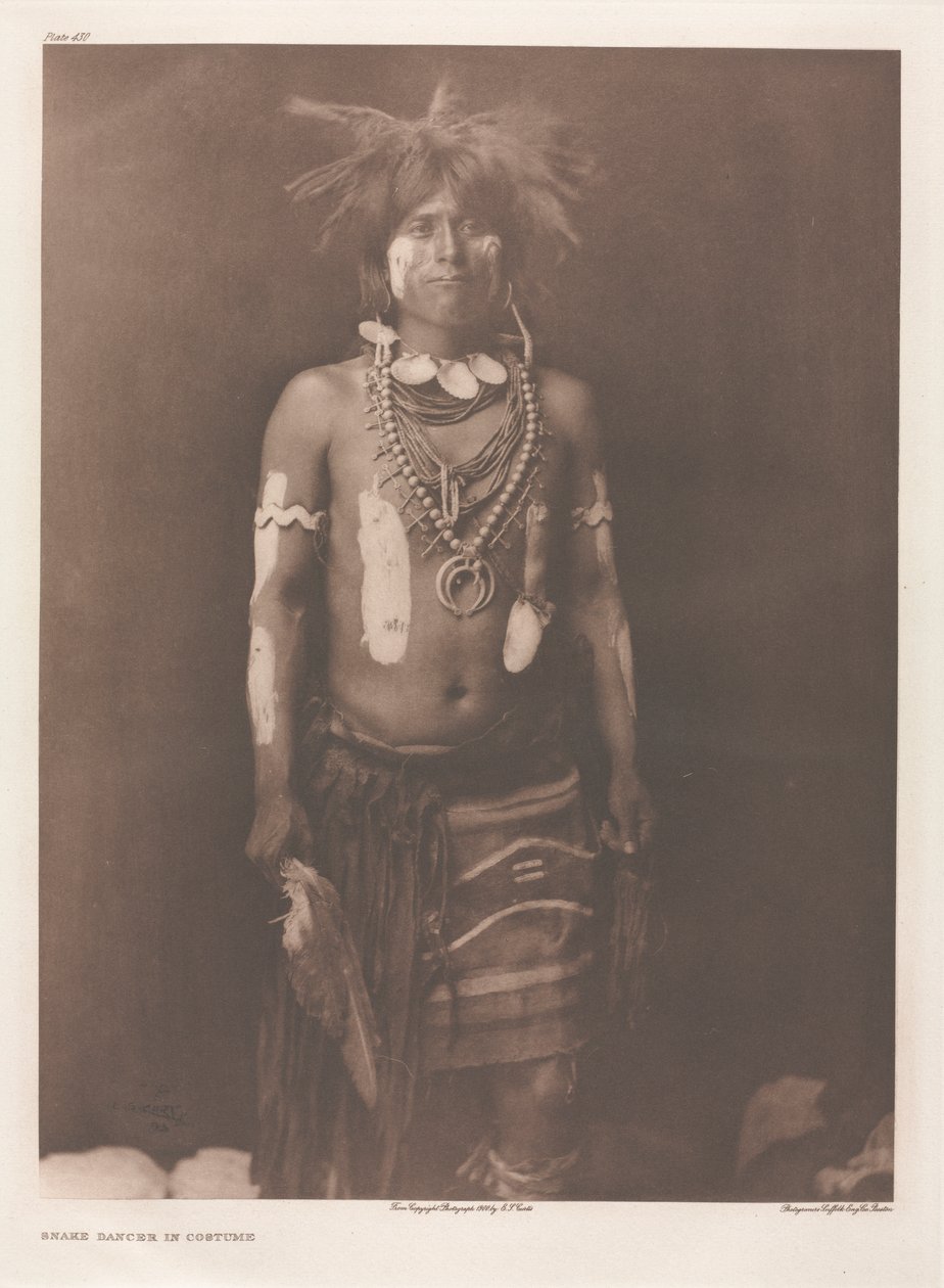 Portfólio XII, Ilustração 430: Dançarina de Serpente em Traje de Edward S. Curtis