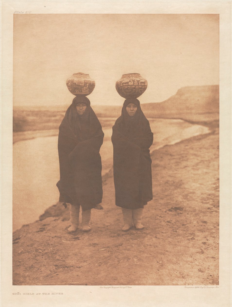 Portfolio XVII, Placa 610: Raparigas Zuñi no rio de Edward S. Curtis