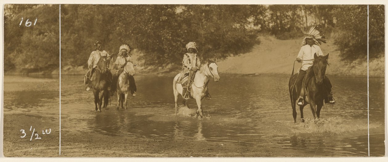 [Ciclistas num rio] de Edward S. Curtis