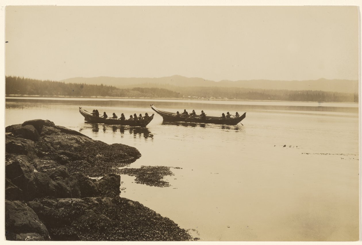[Os guerreiros, jovens e idosos, lançaram as suas canoas] de Edward S. Curtis