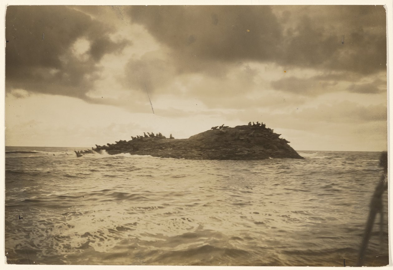 [A ilhotas rochosas, batidas pelo surf, a minha canoa levou-me] de Edward S. Curtis