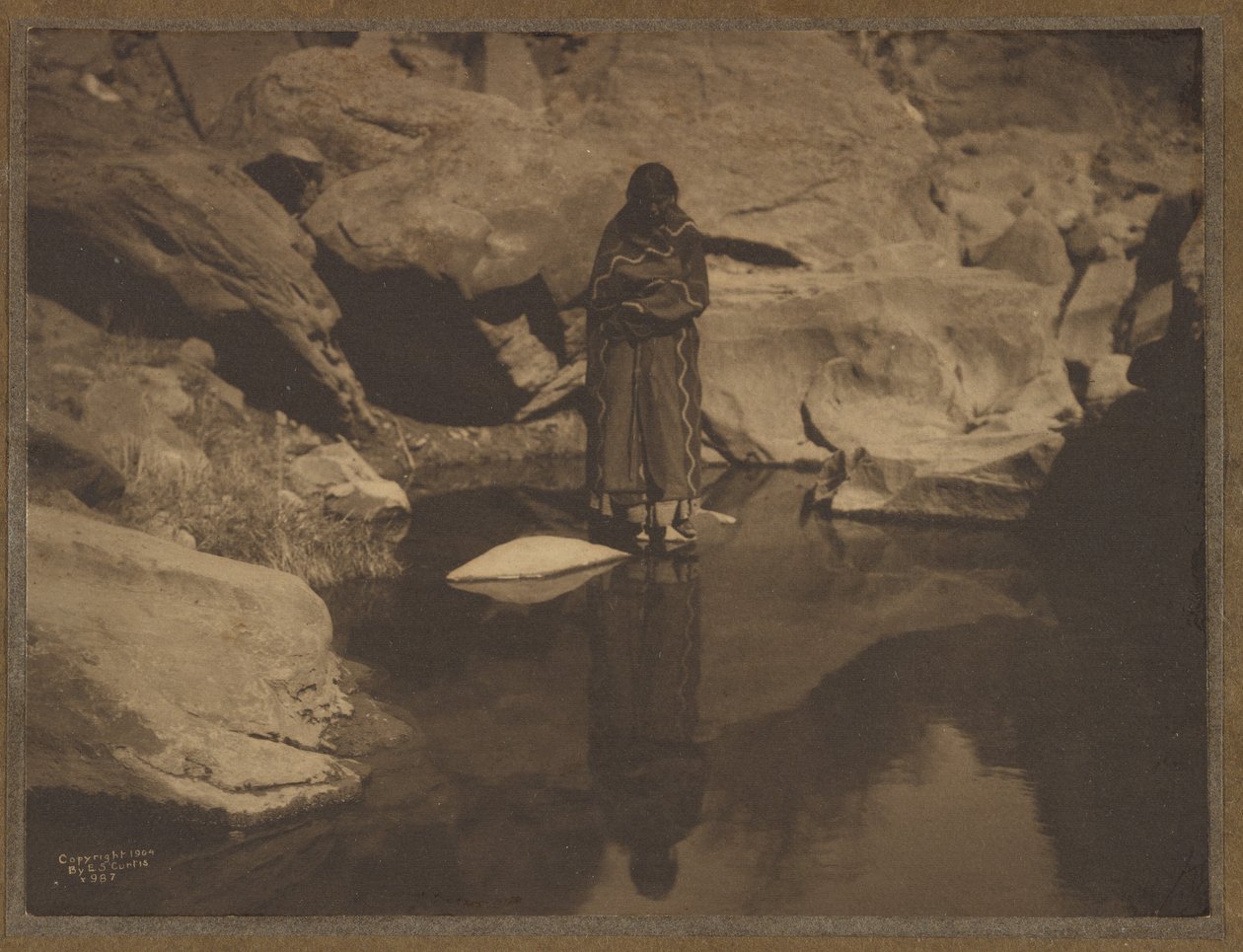 [Mulher de pé na água] de Edward S. Curtis