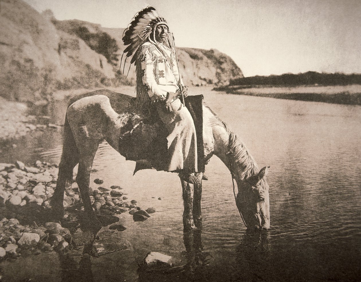 Um chefe da tribo Blackfeet, c.1907 (foto a p/b) de Edward Sheriff Curtis
