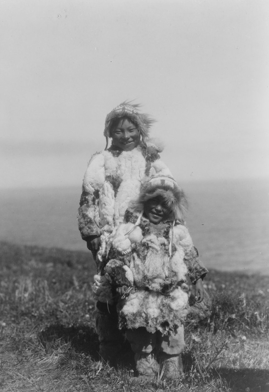 Uma criança pequena e um esquimó mais velho usando parkas de pele de pato, Ilha Nunivak, Alasca, c.1929 (foto a p/b) de Edward Sheriff Curtis
