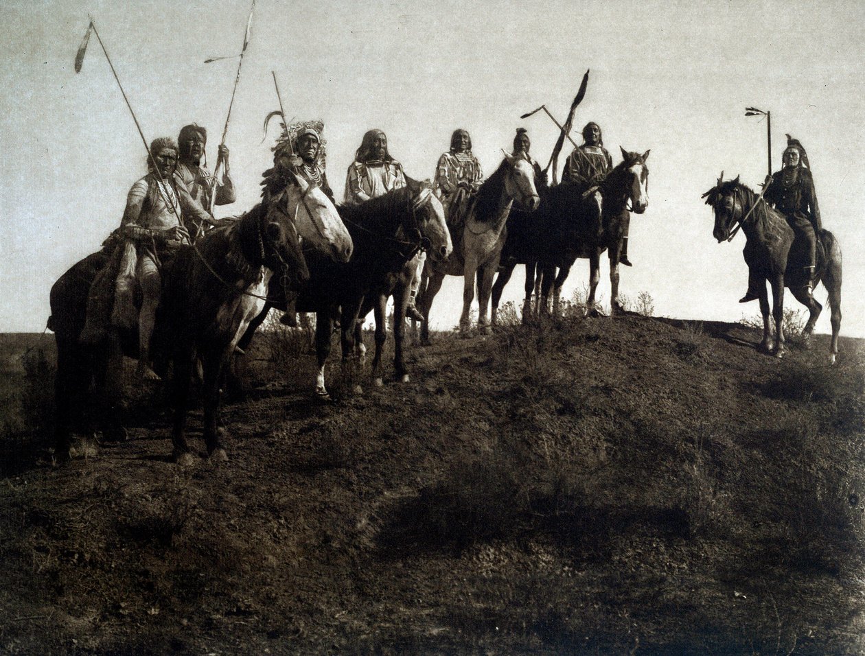 Índios americanos: apsaroke warrior on horseback de Edward Sheriff Curtis