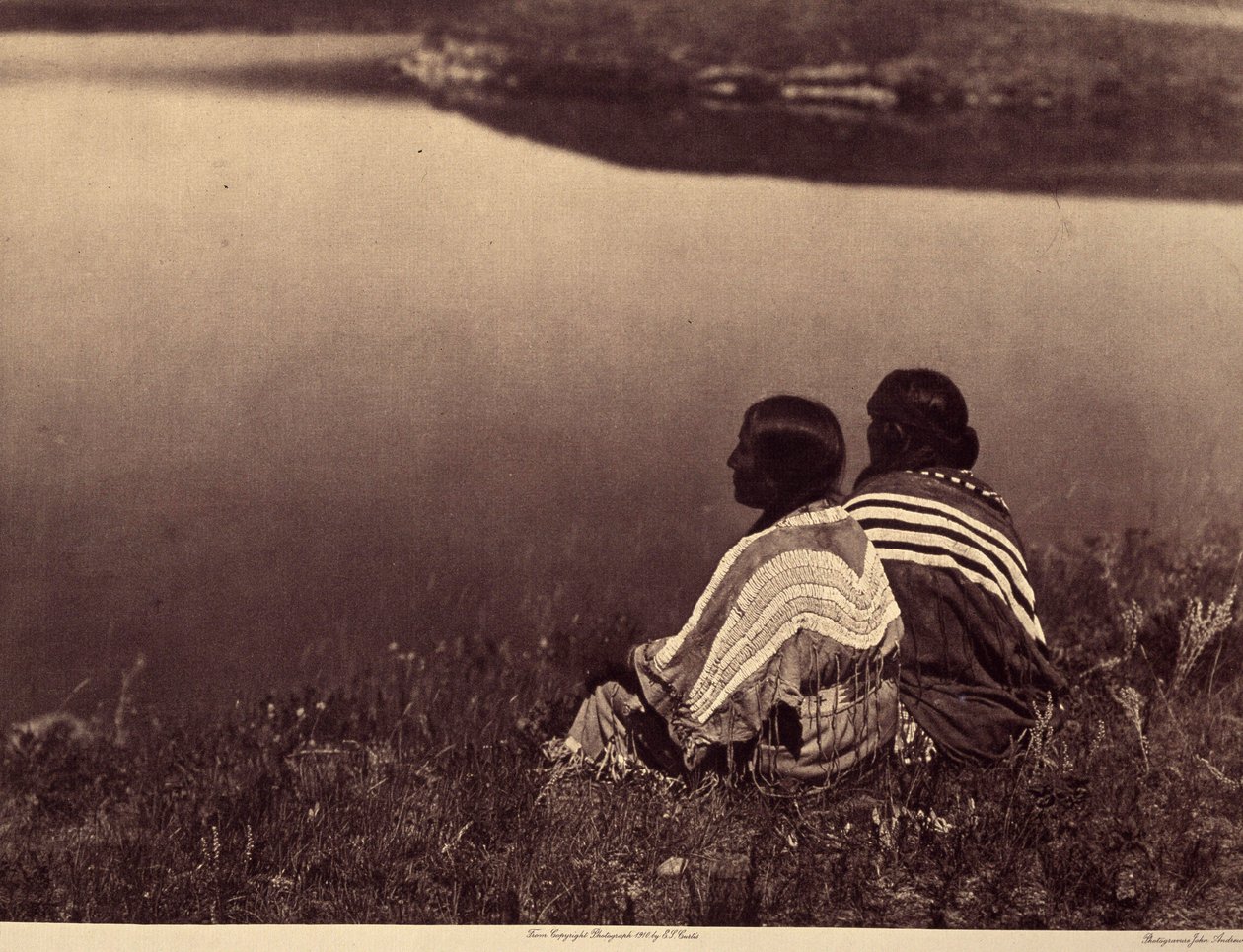 Uma hora de ociosidade - Um momento de tranquilidade: Índios Piegan sentados à beira de um corpo de água. Foto tirada do volume 6 da enciclopédia publicada por Edward S. Curtis (1868-1952) sobre os índios da América do Norte, com um prefácio de Theodore Ro de Edward Sheriff Curtis