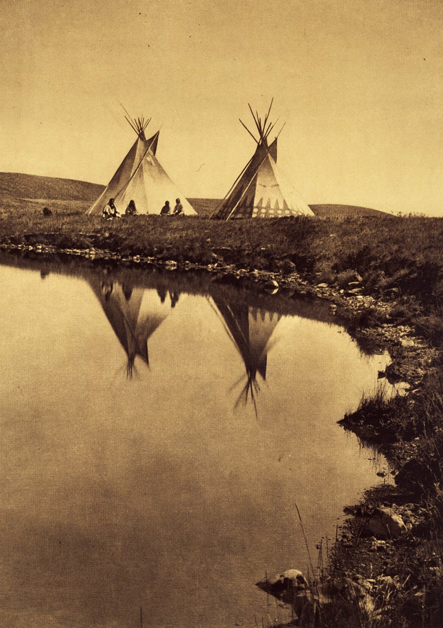 Na borda da água: o acampamento começou na borda de um corpo de água. Foto tirada do volume 6 da enciclopédia publicada por Edward S. Curtis (1868-1952) sobre os índios da América do Norte, com um prefácio de Theodore Roosevelt. Entre 1907 e 1930, 20 volum de Edward Sheriff Curtis