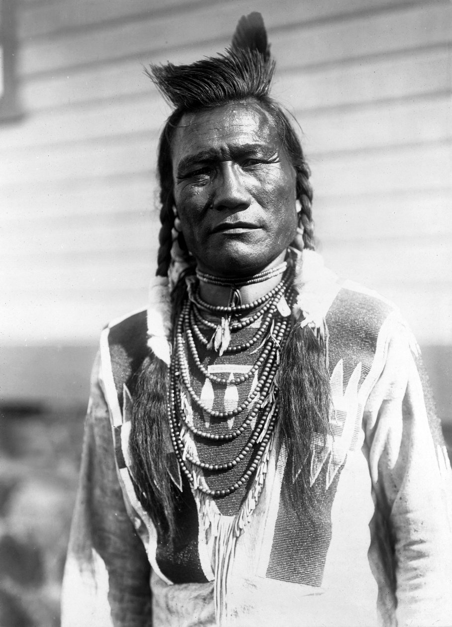 Bird Rattle, homem indiano, c. 1910, foto Edward S. Curtis de Edward Sheriff Curtis