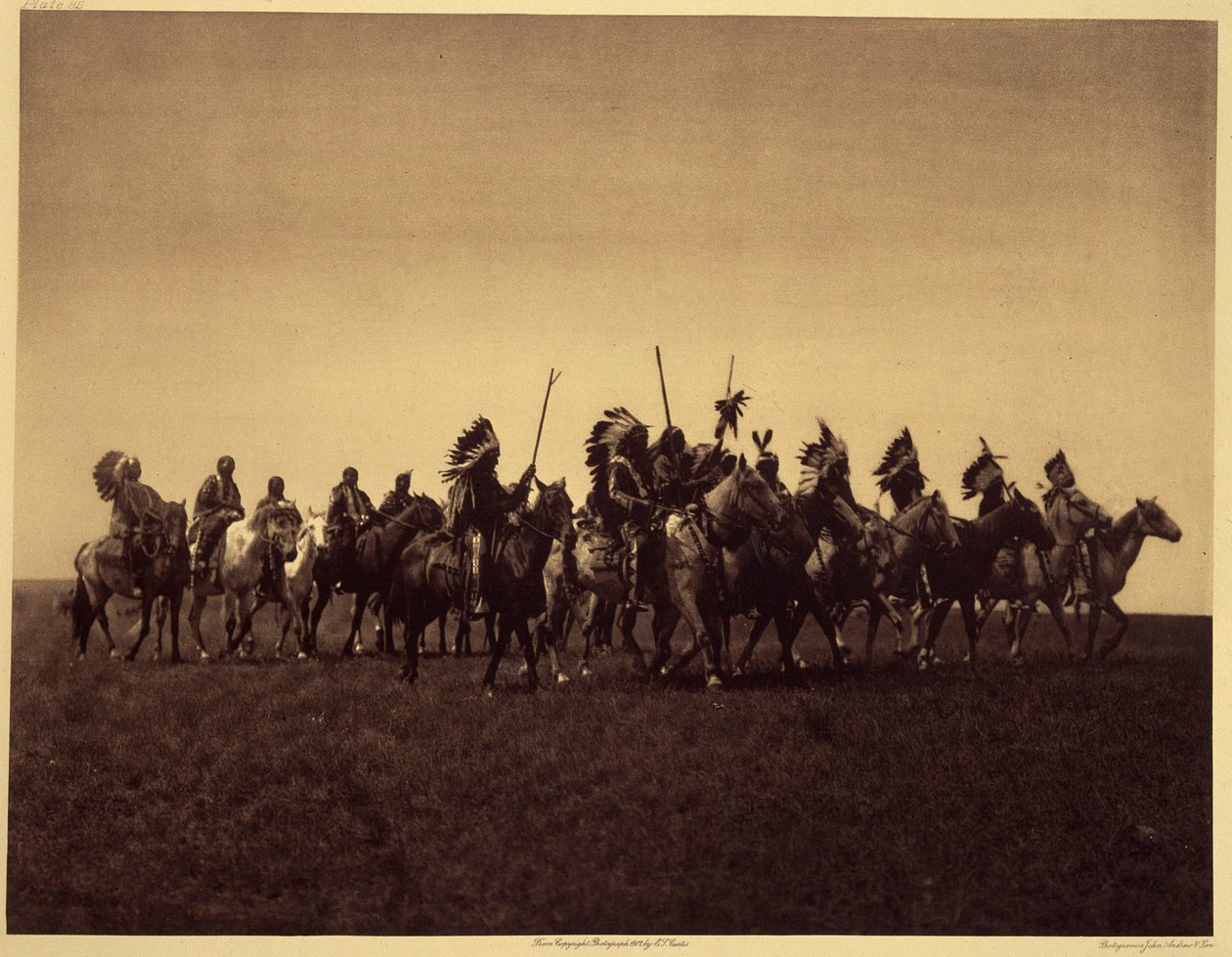 Festa de guerra de taxas. Um bando de Sioux Brules reencena uma rusga contra o inimigo. Foto tirada do volume 3 da enciclopédia de Edward S. Curtis (1868-1952) sobre os índios norte-americanos, com um prefácio de Theodore Roosevelt. Entre 1907 e 1930, fora de Edward Sheriff Curtis