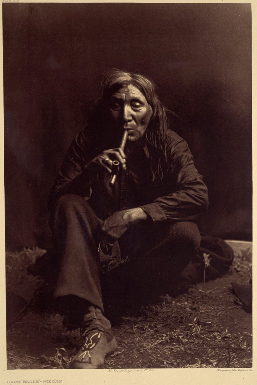 Crow Eagle, Piegan. Nos tempos antigos dos costumes e leis tradicionais, baseavam-se nos costumes, especialmente nas suas relações sociais, e estes constrangimentos faziam em grande parte parte parte da sua religião. Um costume digno de atenção é a utiliza de Edward Sheriff Curtis