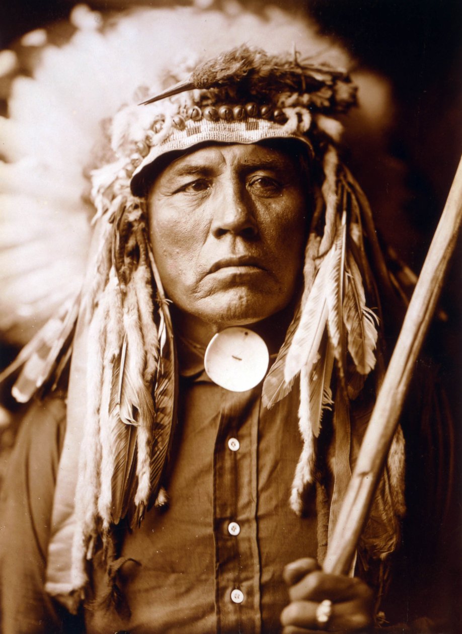 Curley, homem Apsaroke, usando touca, c. 1905, foto Edward S. Curtis de Edward Sheriff Curtis