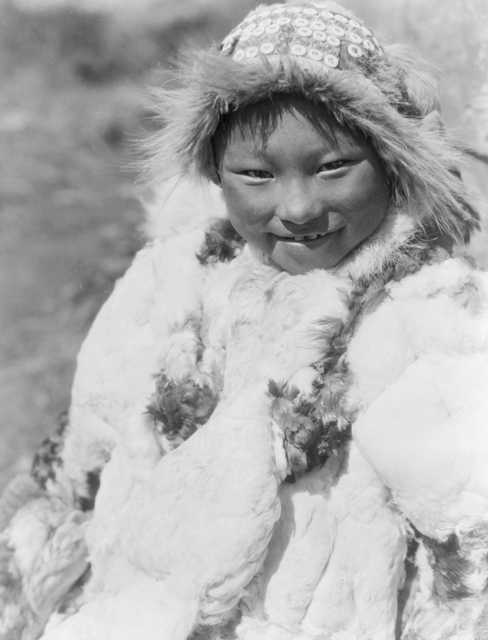 Criança esquimó identificada como Uyowutcha, provavelmente da Ilha Nunivak, Alasca, c.1929 (foto a p/b) de Edward Sheriff Curtis
