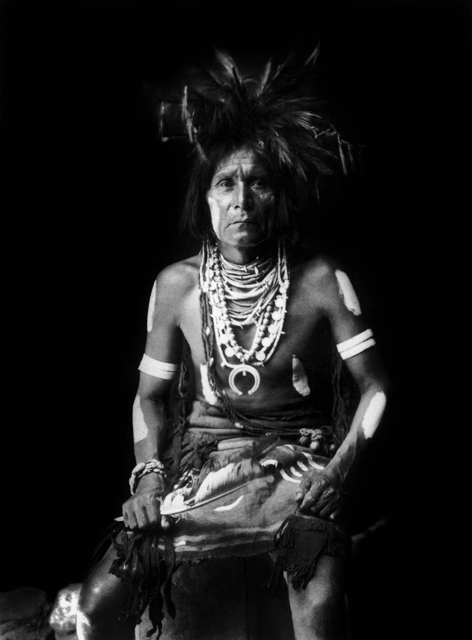 Índio Hopi, usando um Naja ao pescoço, foto de Edward S. Curtis, c. 1921 de Edward Sheriff Curtis