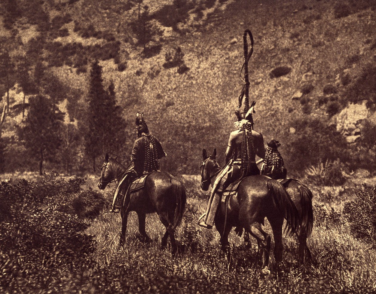 Em Black Canon. O Apsaroke, sem ser exclusivamente habitantes das montanhas, sempre adorou as colinas, preferindo prados monótonos... a sombra das florestas e dos rios límpidos. A fotografia ilustra o costume de usar uma faixa de cabeça atrás da cabeça ou  de Edward Sheriff Curtis
