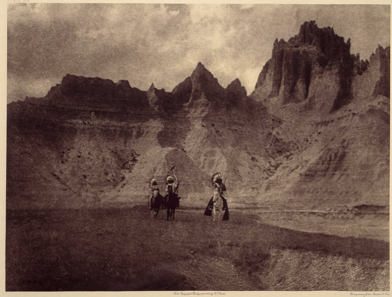 Nas Badlands. Esta incrível imagem foi feita em Sheep Mountain, na Reserva do Pine Rige, Badlands, Dakota do Sul. Foto tirada do volume 3 da enciclopédia de Edward S. Curtis (1868-1952) sobre os índios norte-americanos, com um prefácio de Theodore Roosevel de Edward Sheriff Curtis