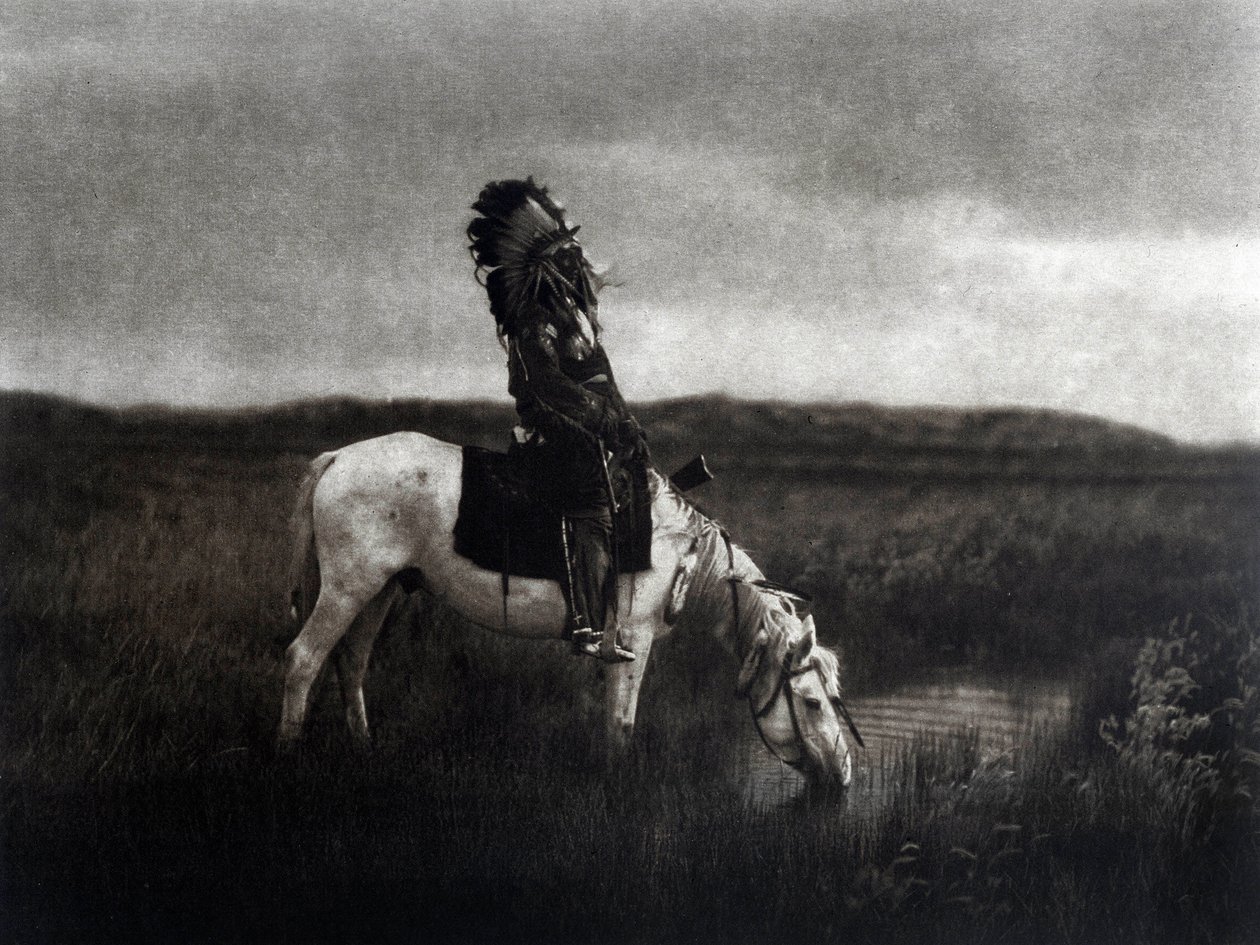 guerreiro indiano cavalgando na planície de Edward Sheriff Curtis