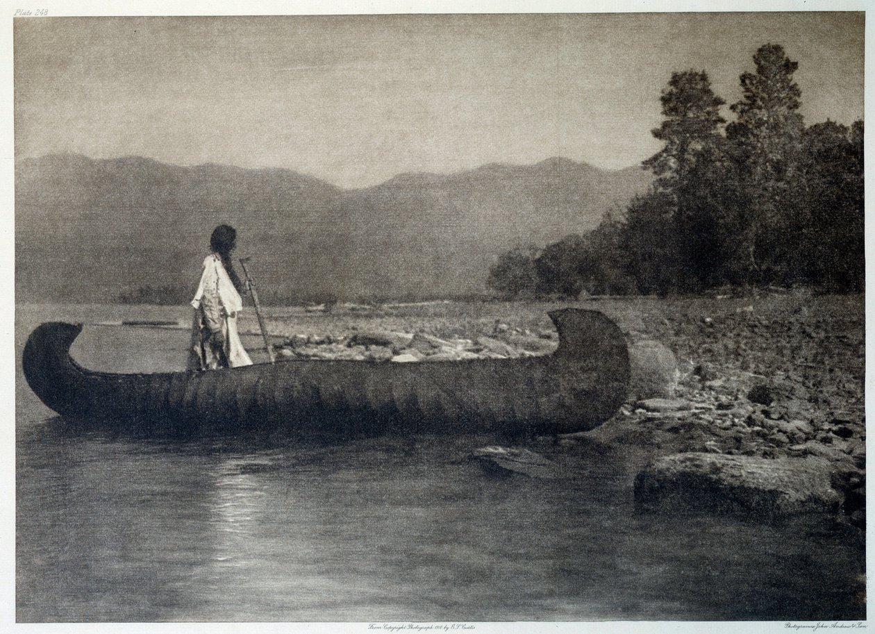 Índios da América: um índio num barco de canoa no Lago Flathead do sul, Montana de Edward Sheriff Curtis