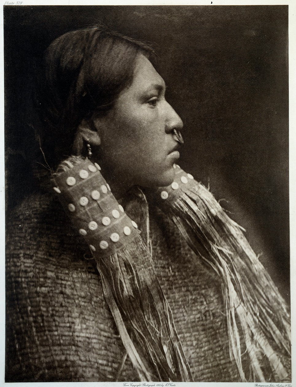 Índios da América: retrato de uma rapariga indiana a usar um piercing no nariz de Edward Sheriff Curtis