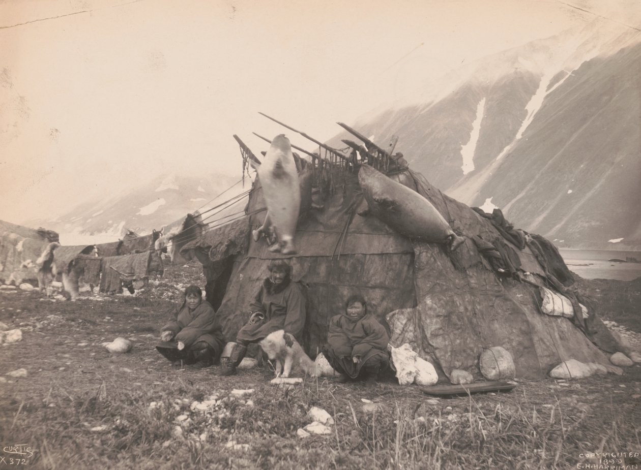 Inuit hut e família, c.1899 (foto a p/b) de Edward Sheriff Curtis