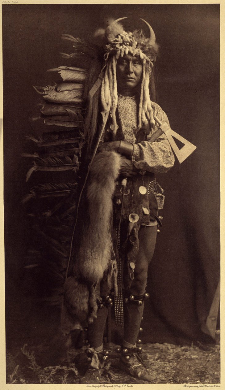 Brest de Ferro, Piegan. Traje de um membro dos Bulls, uma antiga sociedade que desapareceu durante muitos anos Foto do volume 6 da enciclopédia publicada por Edward S. Curtis (1868-1952) sobre os índios da América do Norte, com um prefácio de Theodore Roos de Edward Sheriff Curtis