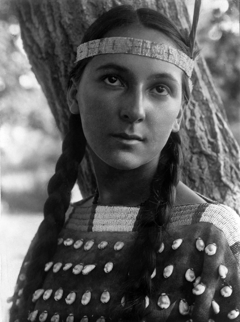Lucille, mulher Dakota, c. 1908, foto Edward S. Curtis de Edward Sheriff Curtis