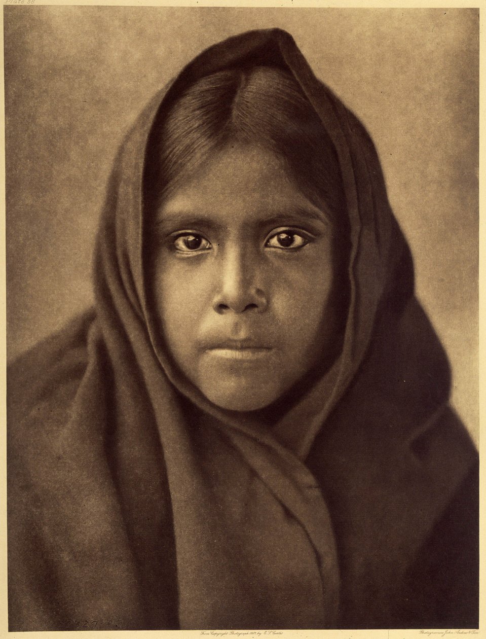 Qahatika girl. A jovem Qahatika girl. Estes índios do deserto vivem a cerca de 60 quilómetros da Reserva de Pimas (Arizona). Foto tirada do volume 2 da enciclopédia de Edward S. Curtis (1868-1952) sobre os índios norte-americanos, com um prefácio de Theodo de Edward Sheriff Curtis