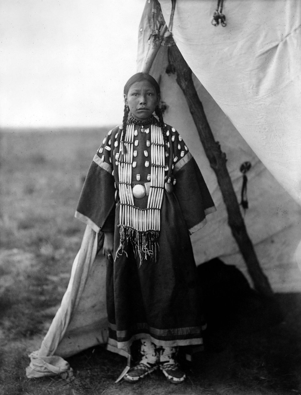 Rosa Lame Dog, mulher Dakota à porta do Tipi, c. 1905, foto Edward S. Curtis de Edward Sheriff Curtis
