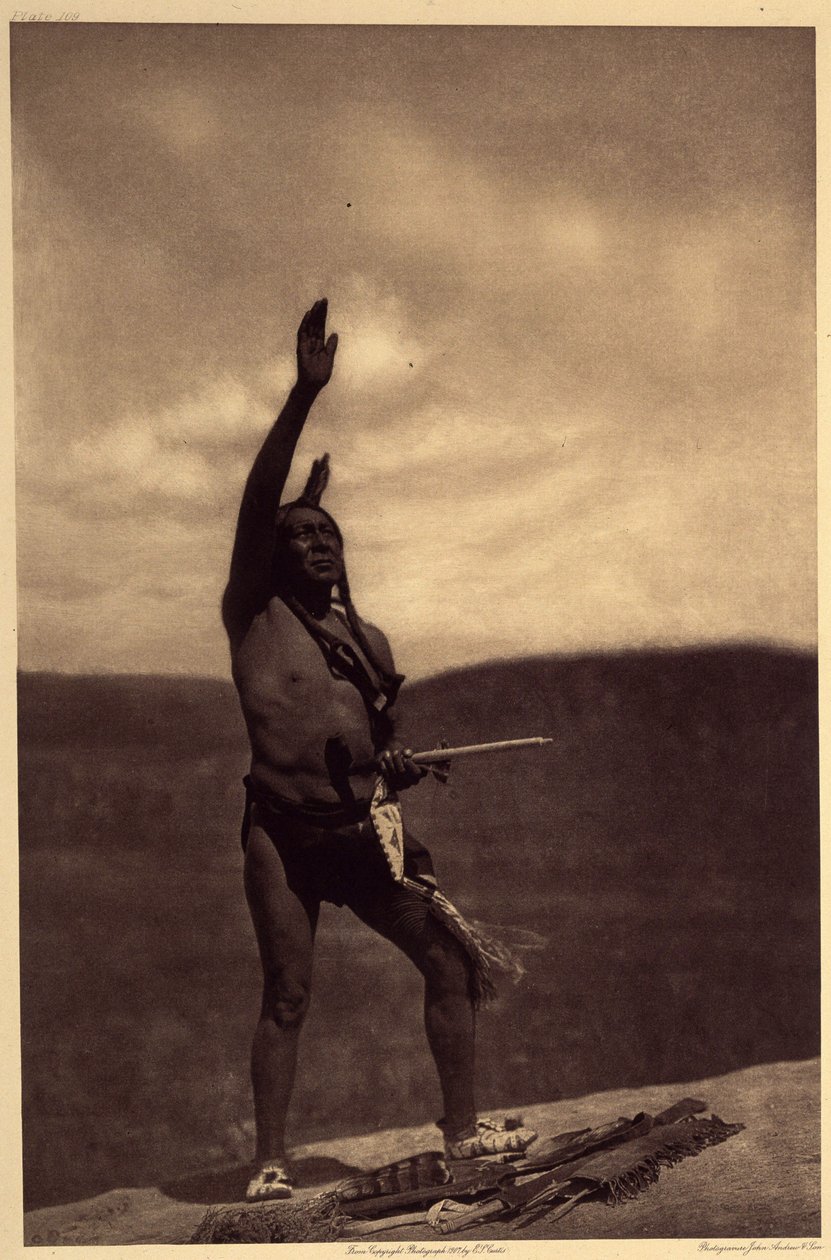 Invocação de Sioux. Os santuários são na maioria das vezes grandes rochas rolantes de pedra ou outras rochas que [...] foram carregadas com um significado mítico. Sacerdotes e senhores da guerra foram lá para invocar a ajuda de poderes sobrenaturais. O gra de Edward Sheriff Curtis