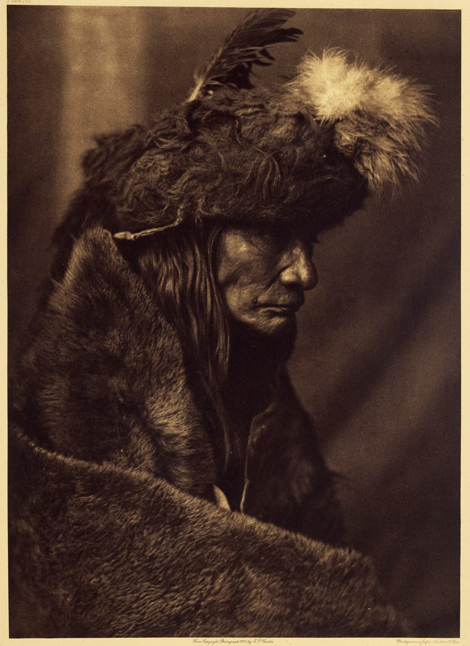 Tearing Lodge, Piegan. Pinokiminuksh é um dos poucos Piegan que avançou na idade, cuja memória se manteve fiel. Fê-lo em 1835, no actual Montana su Sud, emergiu como uma valiosa fonte de informação. O chapéu de pele de búfalo faz parte do seu fato de guerr de Edward Sheriff Curtis