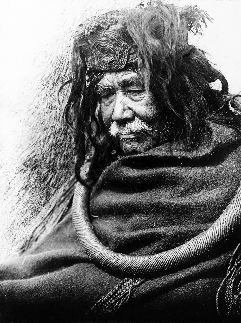 The Hamatsa, Nakoaktok c. 1910 Retrato de meio comprimento do homem Nakoaktok, virado para a esquerda, vestindo um laço cerimonial de raiz de cedro. de Edward Sheriff Curtis