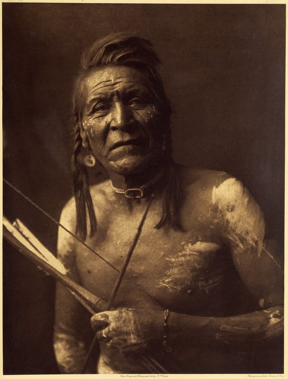 Dois Leggings, Apsaroke, fizeram cerca de 1848. As suas visões não lhe deram grandes poderes, e foi admitido numa sociedade de tabaco secreto por Bull Goes Hunting, que lhe deu o seu amuleto feito de um fóssil ou de uma pedra grosseiramente sulfatada sob a de Edward Sheriff Curtis