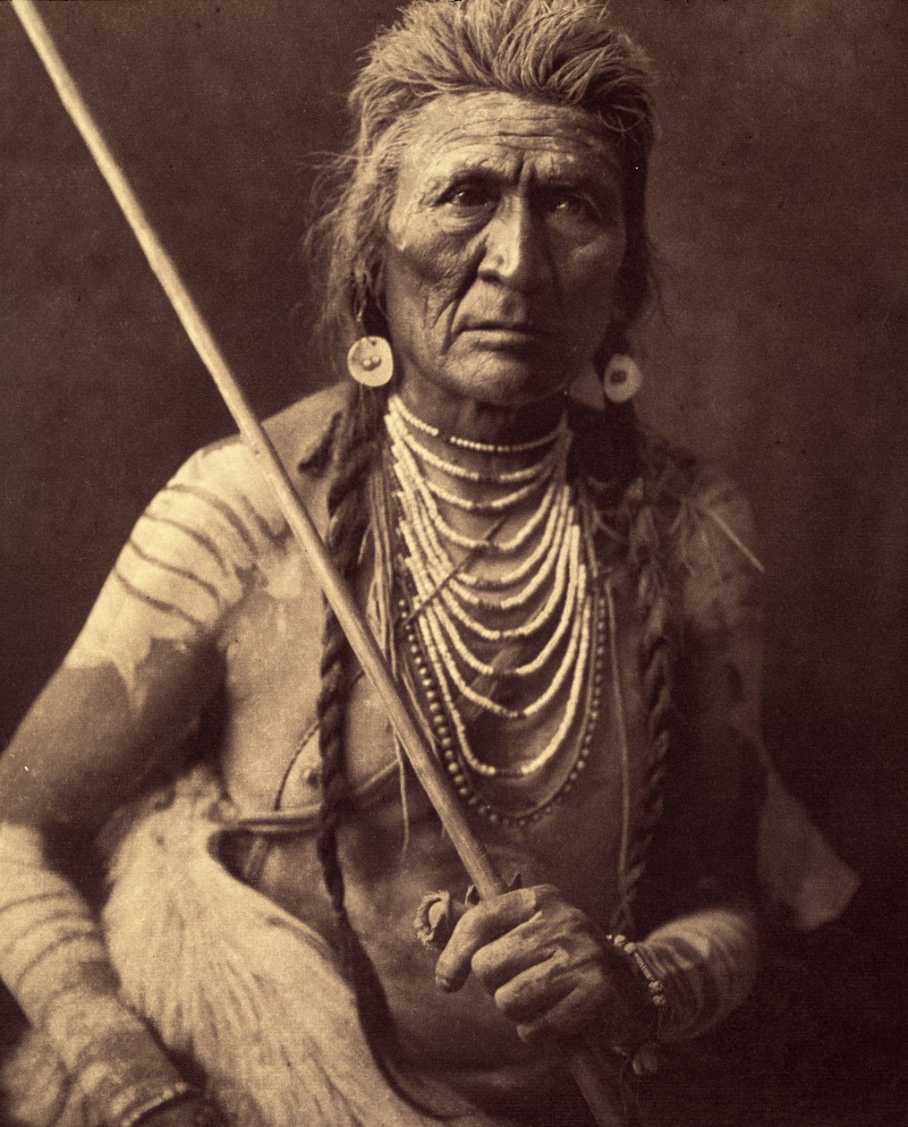 Wolf, Indian Apsaroke (Wolf - Apsaroke também por vezes escrito Absaroke) Foto tirada do volume 4 da enciclopédia publicada por Edward S. Curtis (1868-1952) sobre os índios da América do Norte, com um prefácio de Theodore Roosevelt. Entre 1907 e 1930, 2 de Edward Sheriff Curtis
