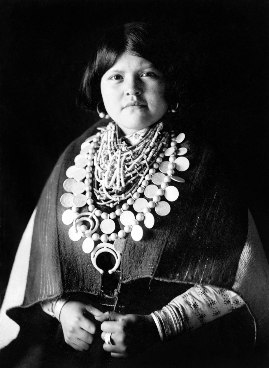 Jovem mulher indiana vestindo ornamentos Zuni, c. 1903, foto Edward S. Curtis de Edward Sheriff Curtis