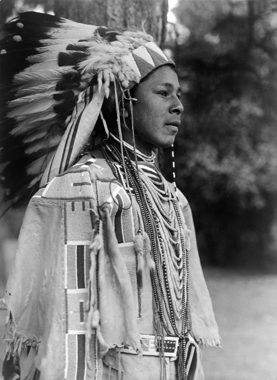 Juventude em traje de férias, Umatilla, c. 1910, foto Edward S. Curtis de Edward Sheriff Curtis