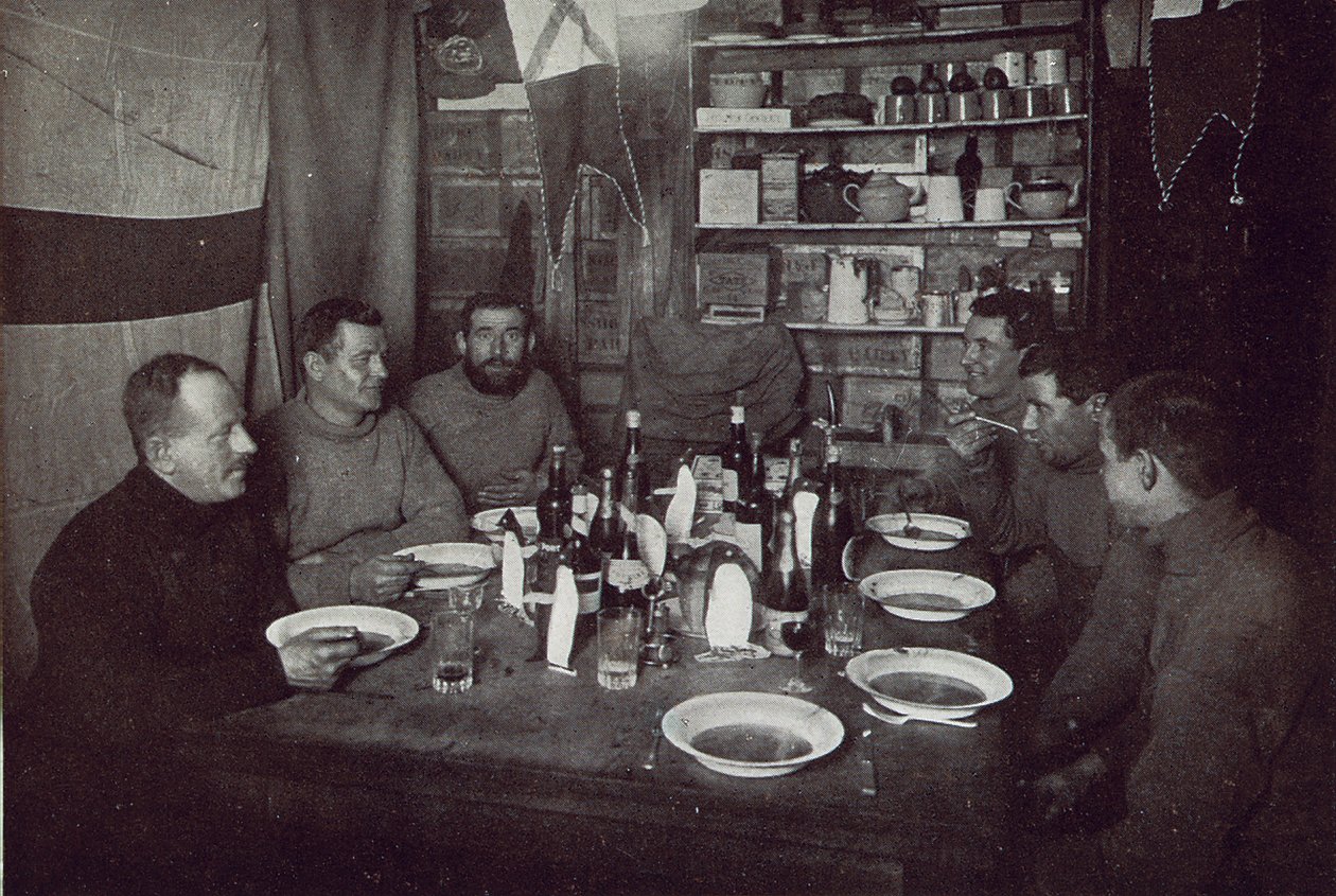 Os Homens, jantar do Dia do Solstício de Inverno, Expedição Antártica Britânica, Cabo Evans, 22 de junho de 1912 (foto p - b) de Edward W. Nelson
