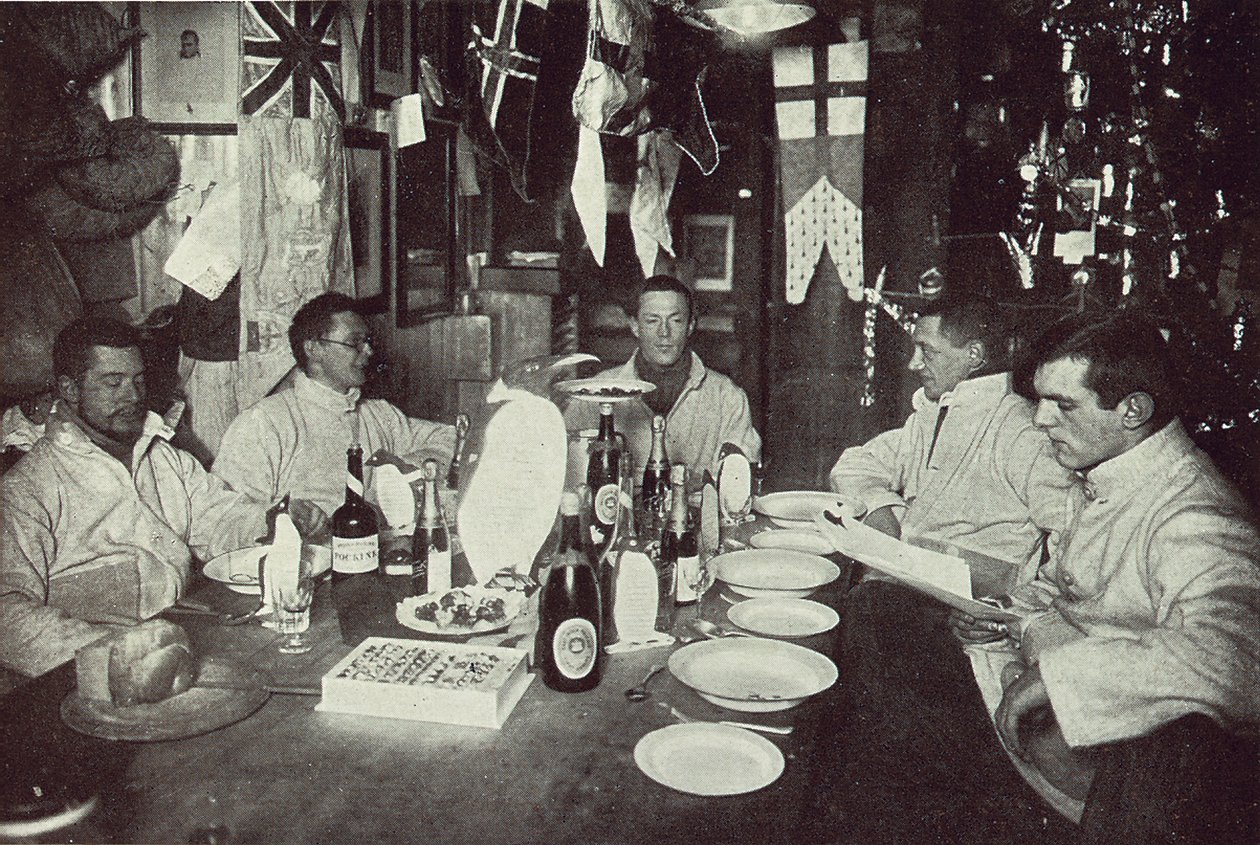 Os Oficiais, jantar do Dia do Solstício de Inverno, Expedição Antártica Britânica, Cabo Evans, 22 de junho de 1912 (foto b - w) de Edward W. Nelson