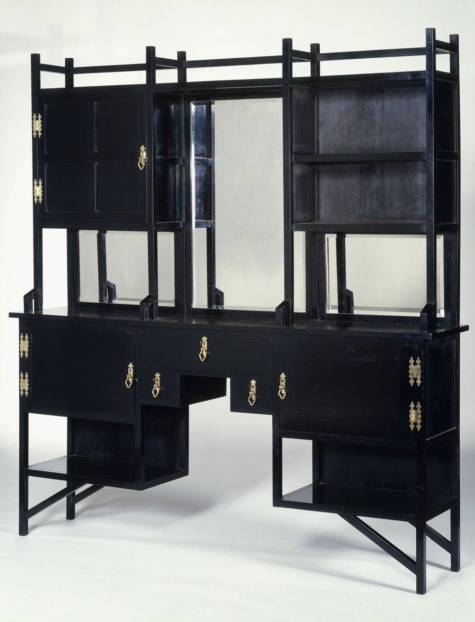 Um gabinete lateral ebonizado William Watt de Edward William Godwin