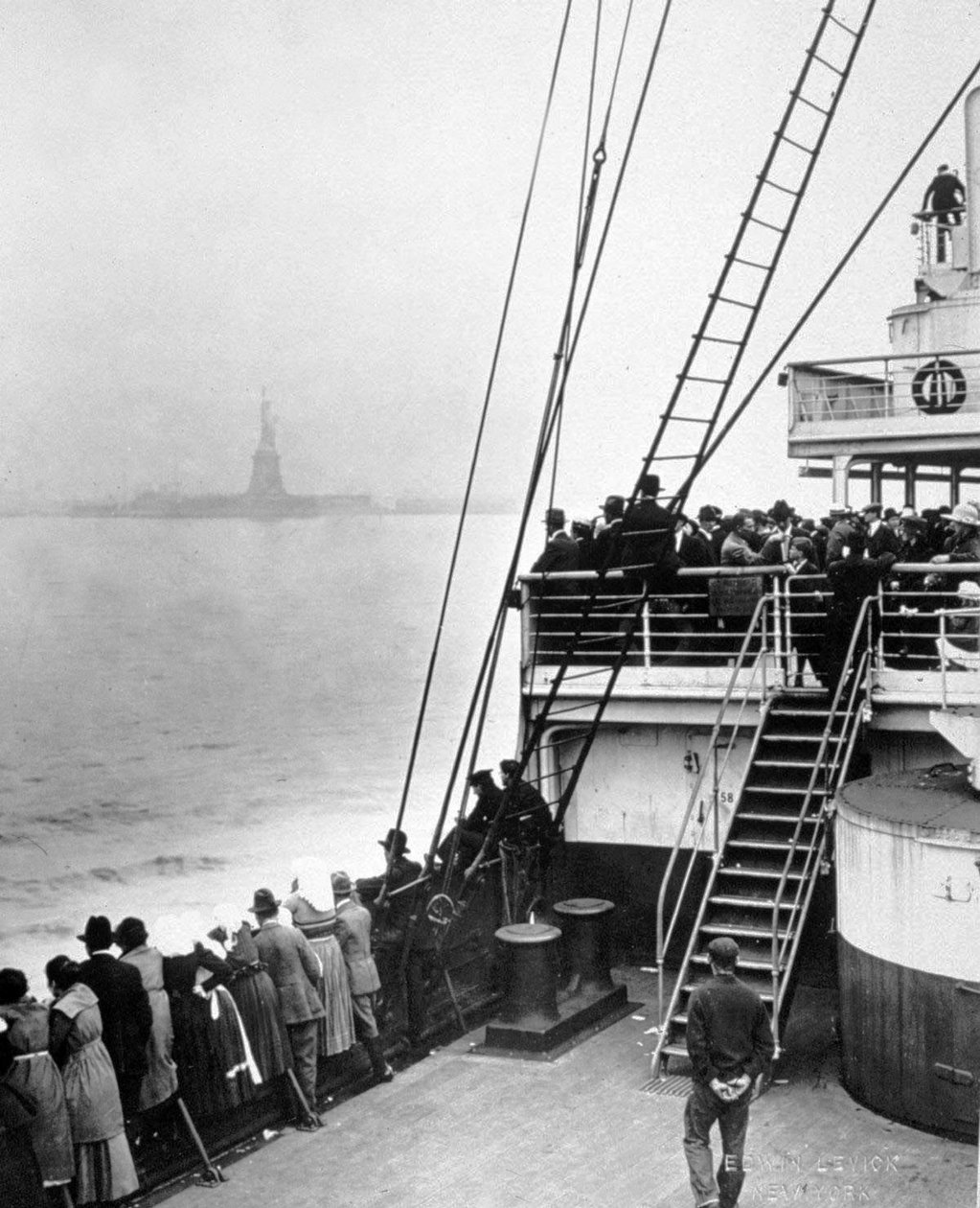 Chegada de imigrantes a Ellis Island, Nova Iorque, foto de Edwin Levick, c. 1905 de Edwin Levick
