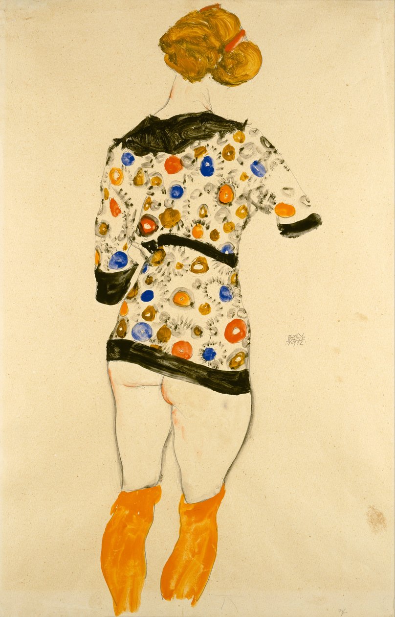 Mulher em pé em uma blusa estampada de Egon Schiele