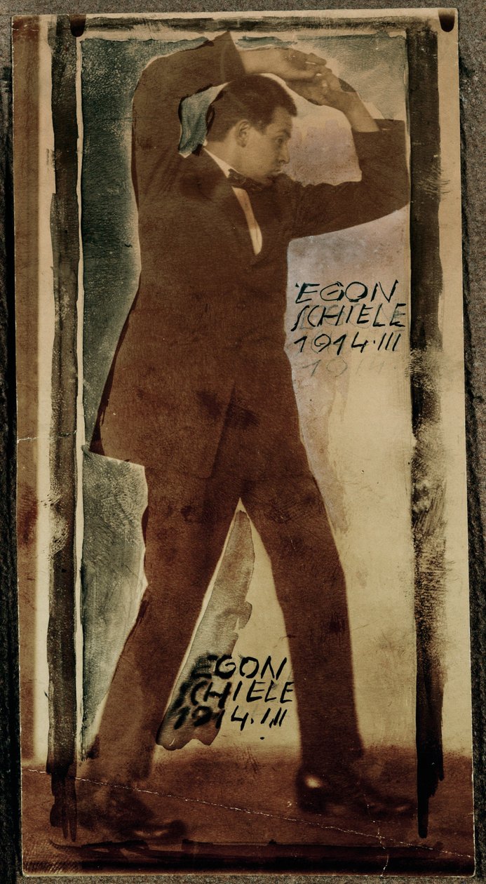 Egon Schiele com os braços levantados ... (foto) de Egon Schiele
