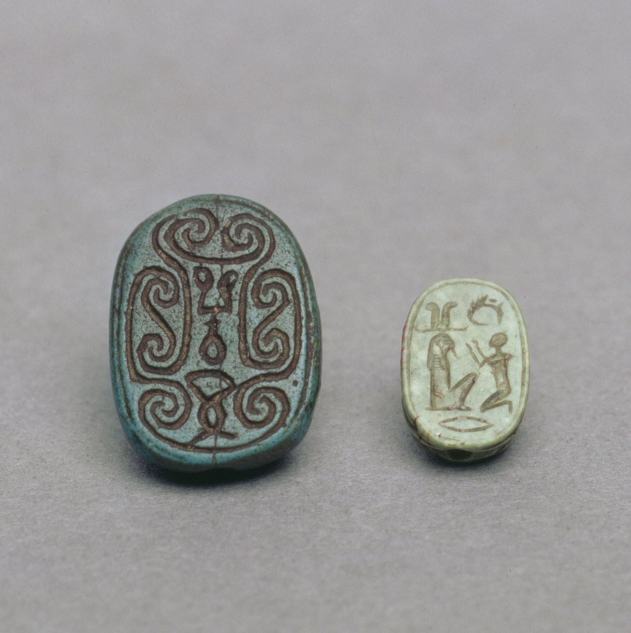 (LR) Amuleto de escaravelho de faiança egípcia, Segundo Período Intermediário, Dinastia XIII-XVII, c.1650 aC; amuleto de escaravelho feldspato verde, período final, 26ª dinastia, c.600 aC de Egyptian