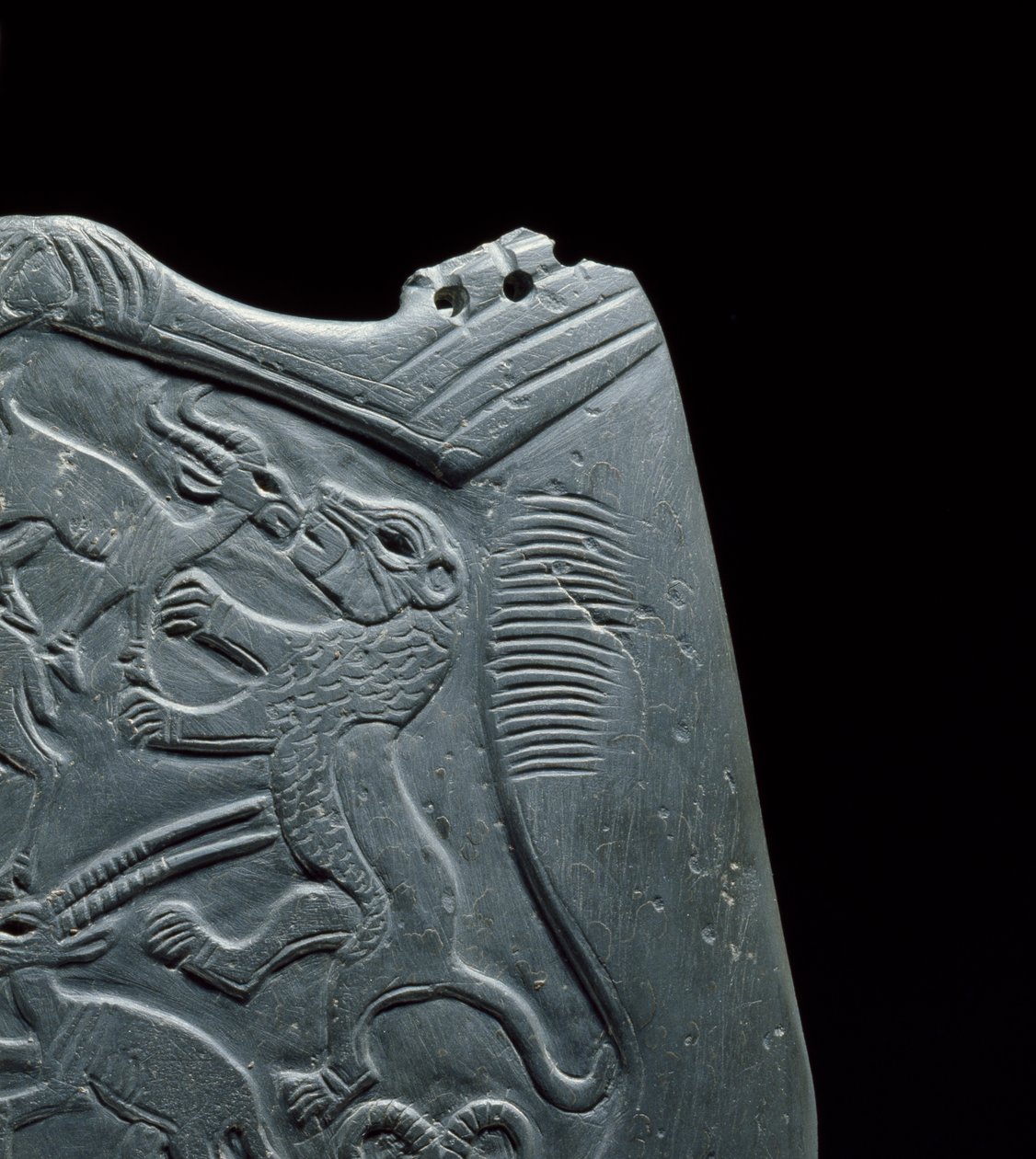 Paleta Cerimonial com um reservatório para moer a pintura do olho, cercada por animais esculpidos, a partir do depósito principal, Hierakonpolis, egípcio, c.3000 BC detalhe ardósia de 114264 de Egyptian