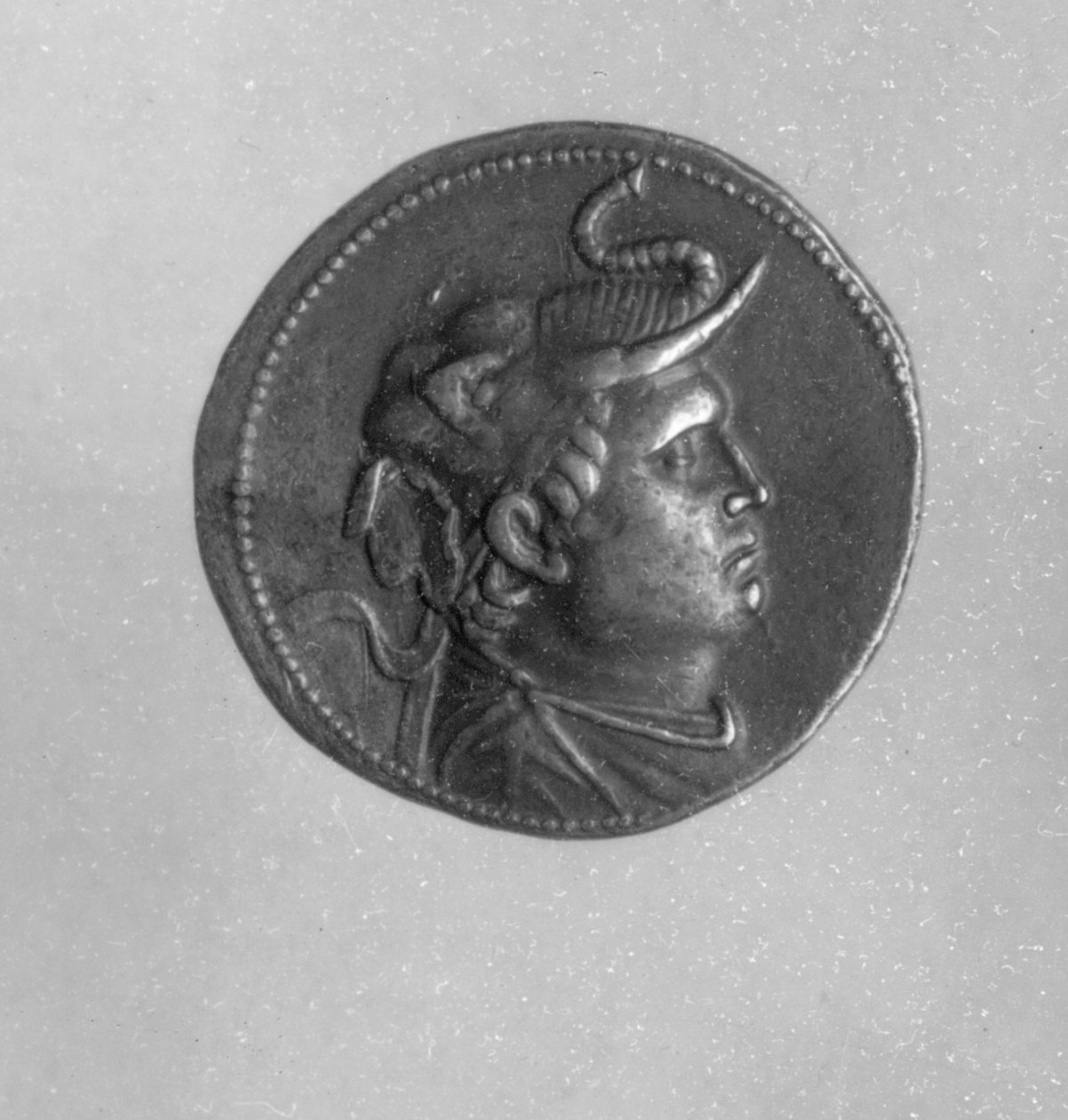 Moeda cunhada por Ptolomeu I (367BC-283BC) mostrando Alexandre, o Grande (356-323 aC) usando uma touca de elefante e um chifre de carneiro (prata) de Egyptian