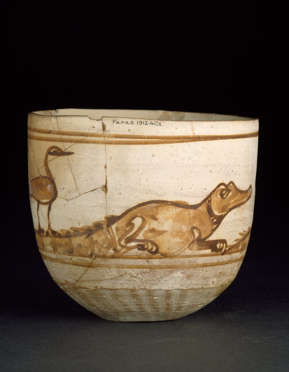 Taça decorada em vermelho com uma cena de dois crocodilos com pássaros em suas caudas, 101-300 (lodo de nilo queimado, branco lavado e pintado) de Egyptian