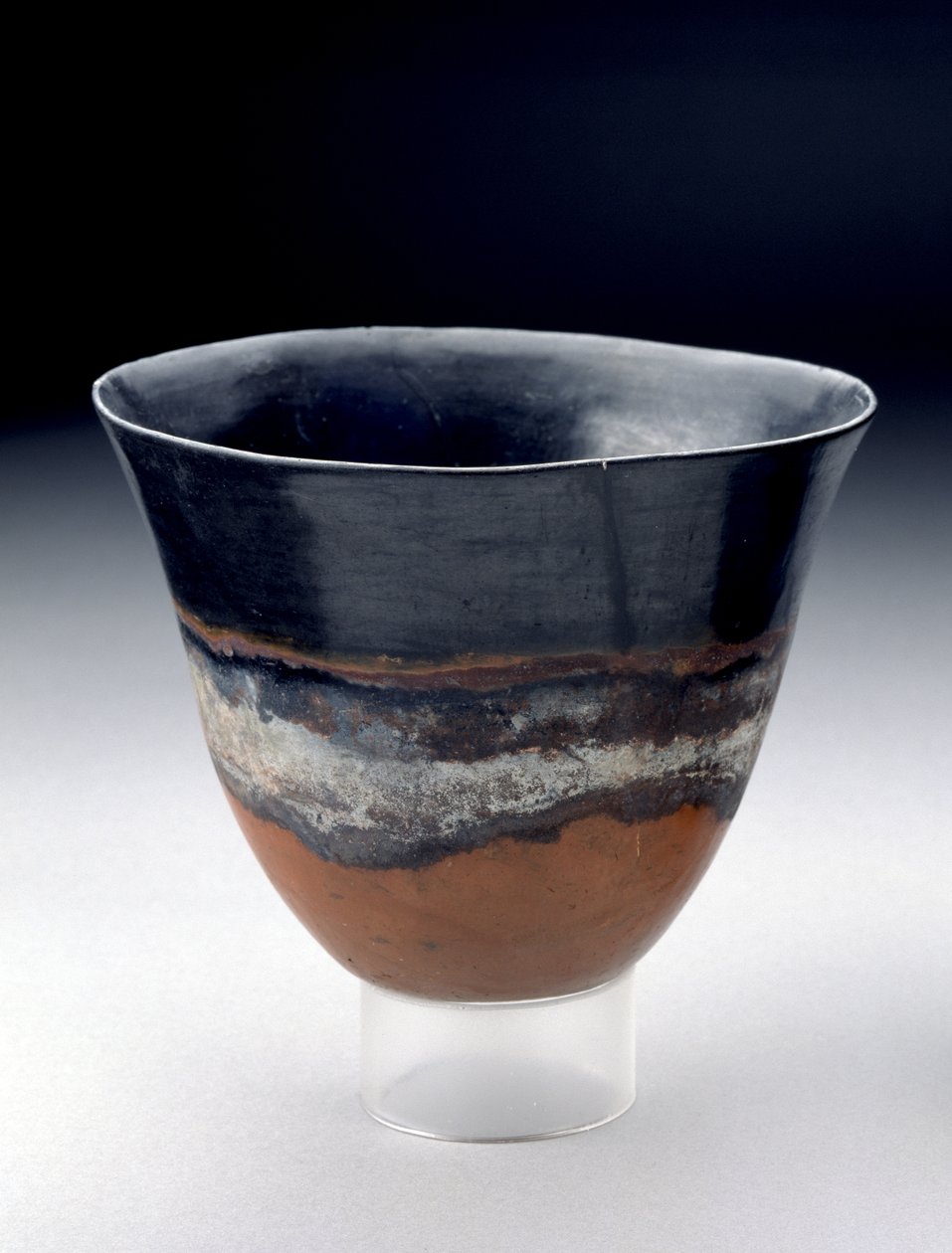 Bacia funda com exterior vermelho e preto brilhante separados por uma faixa branca, copo de kerma, dinastias 13-14, c.1755-1640 aC (argila queimada) de Egyptian