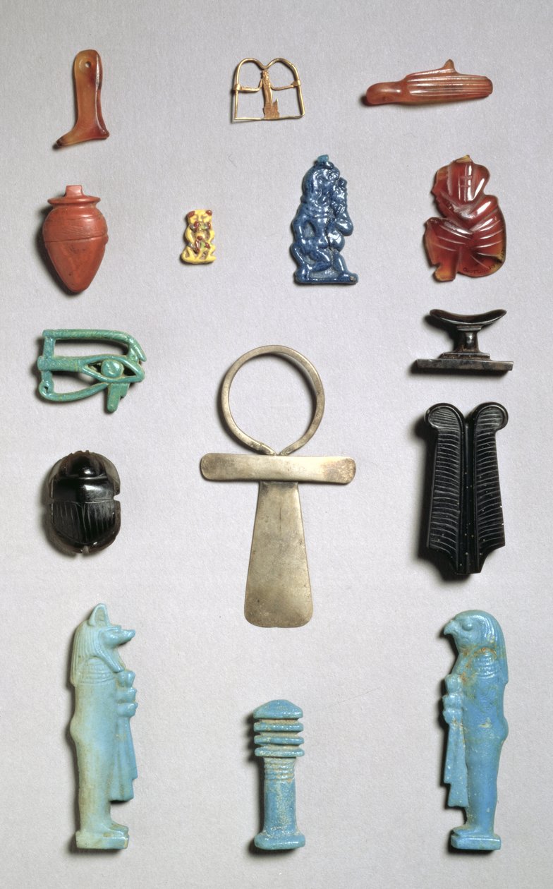Amuletos, miçangas e pingentes egípcios (ouro, faiança e pedras semipreciosas) de Egyptian