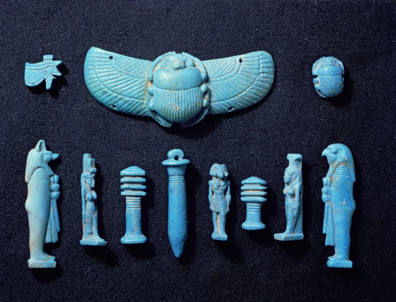 Amuletos egípcios, de Abidos, provavelmente a 18a dinastia, o novo reino, c.1555-1337 aC (faiança azul cerâmica vitrificada) de Egyptian