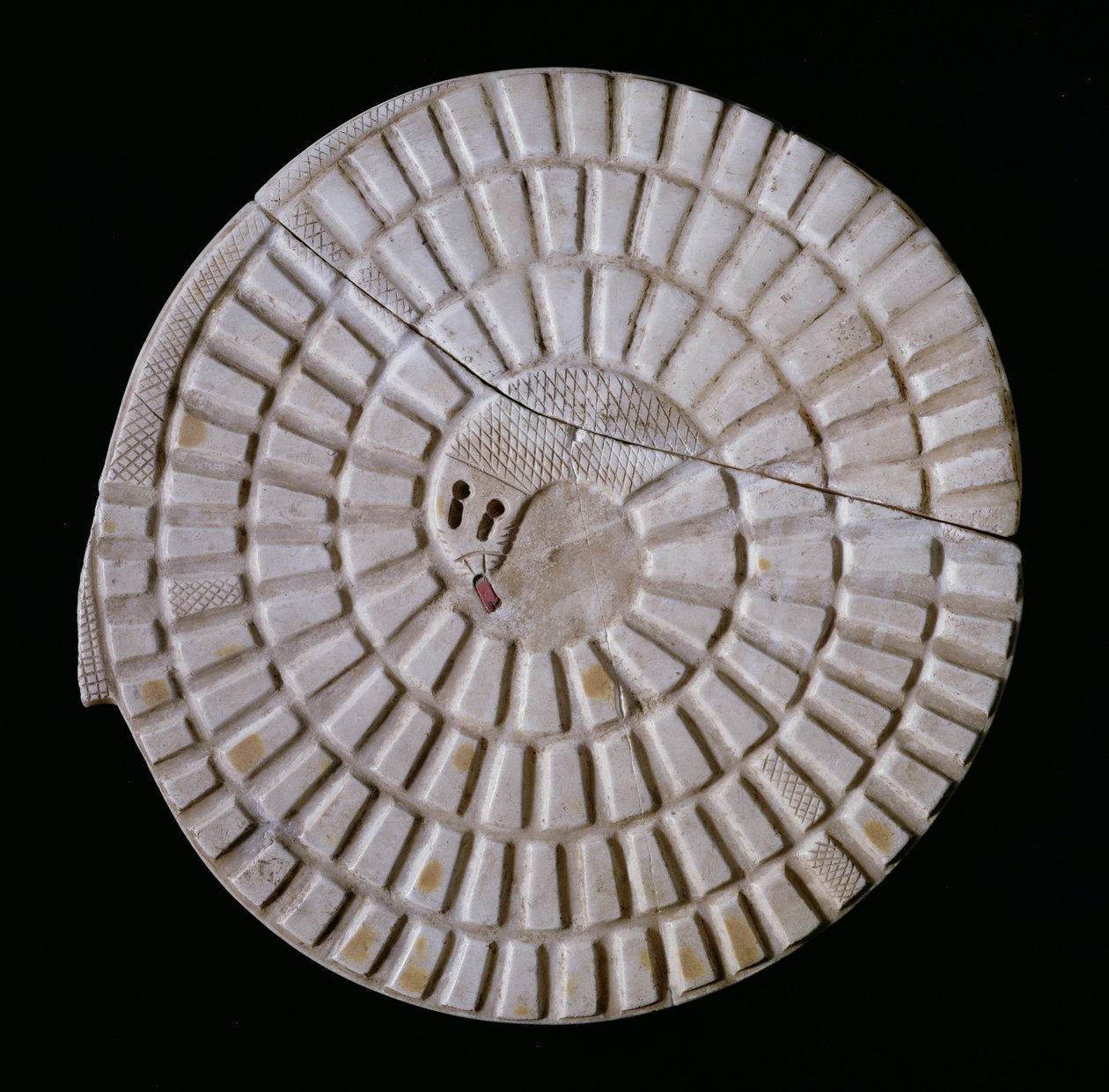 Placa de jogo em forma de cobra egípcia, usada para o jogo da serpente &39;Mehen&39;, século III aC (alabastro com incrustações de jaspe) de Egyptian