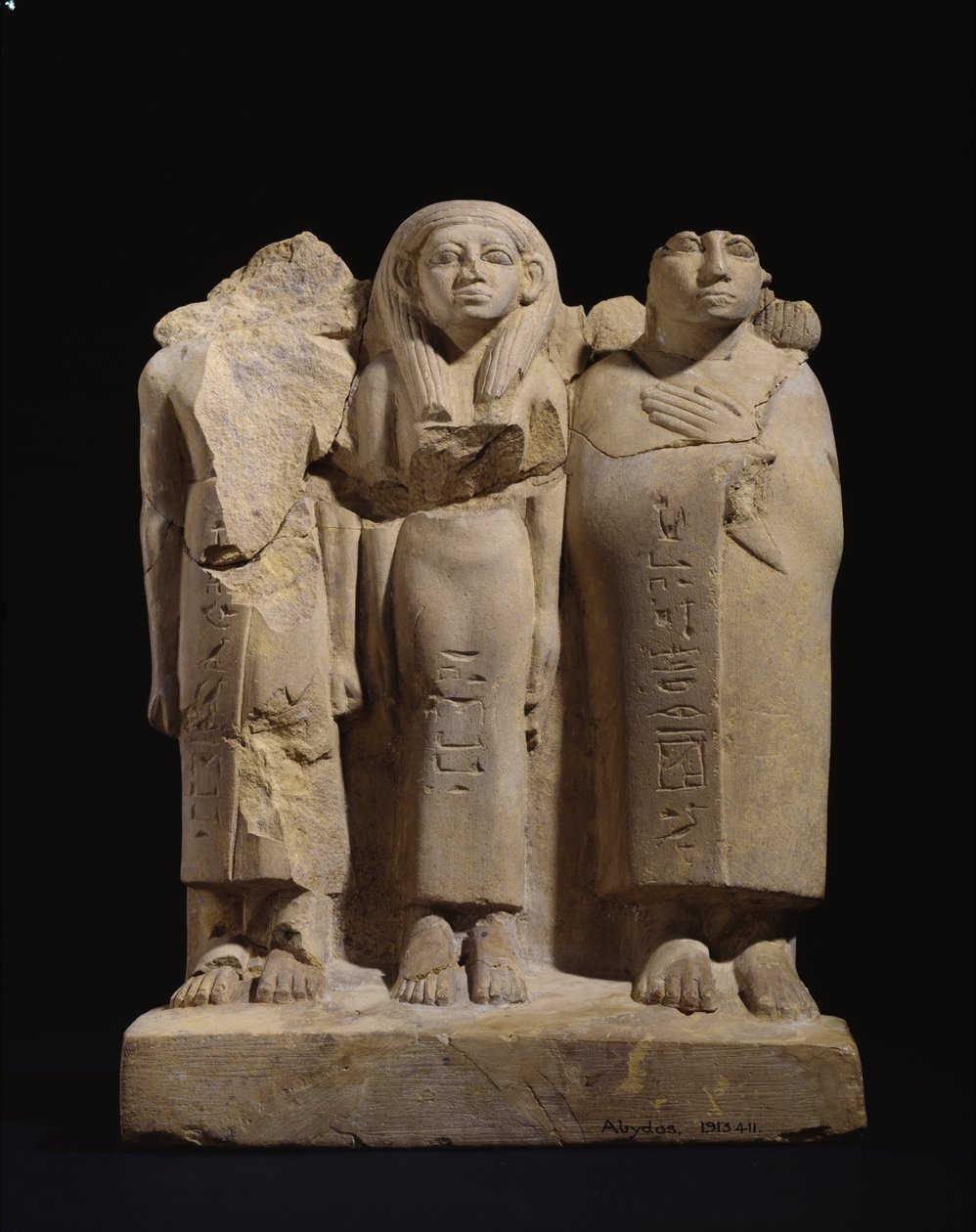 Grupo estatueta de 3 figuras, final do século XII dinastia - início da 13ª Dinastia, c.1800-1700 aC (arenito amarelo esculpido com traços de tinta vermelha e preta) de Egyptian