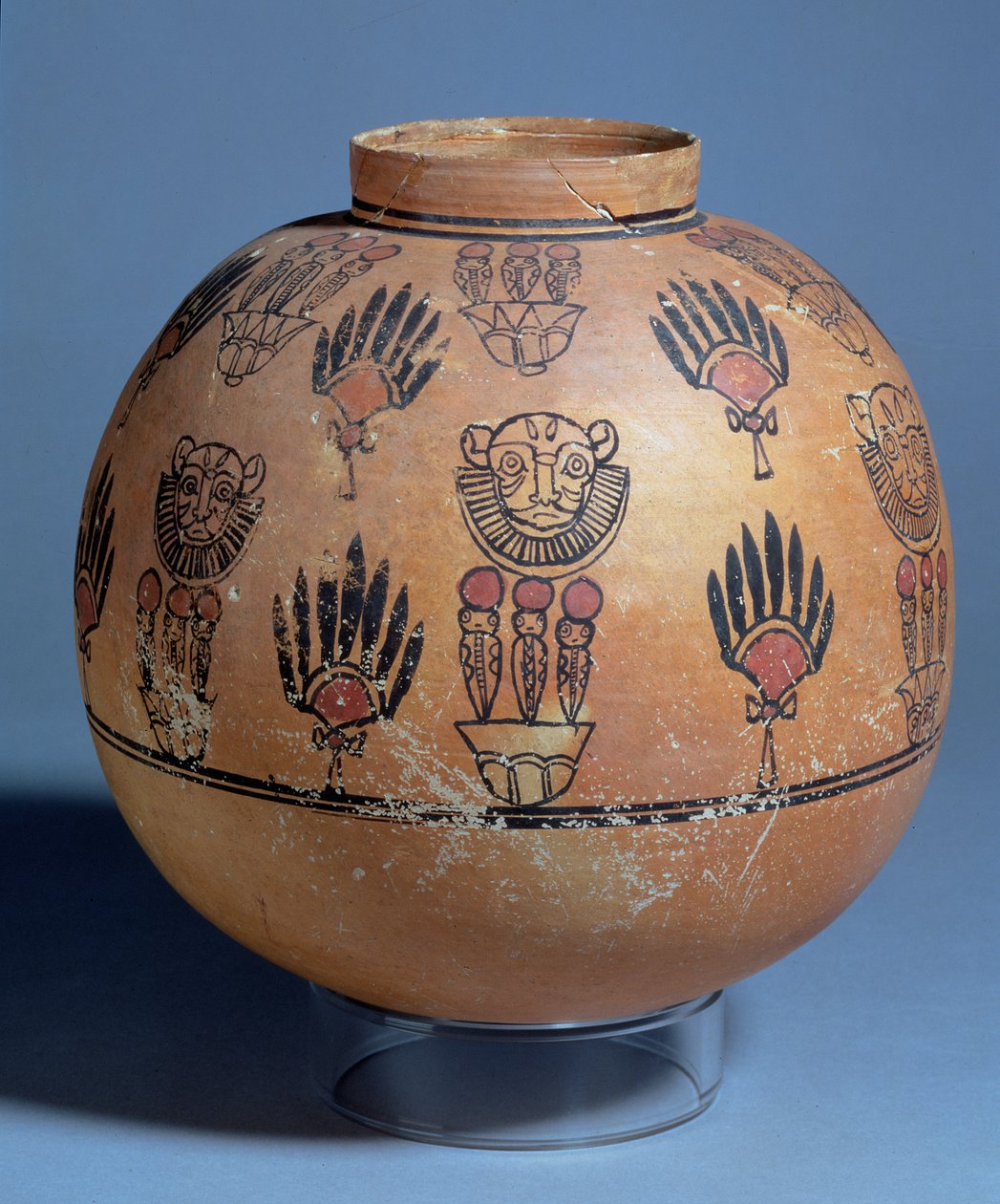 Jarra decorada com máscaras de leão e deusas de cobra em flores de lótus, da tumba 1090, Faras, Sudão, século I-II dC (cerâmica pintada) de Egyptian